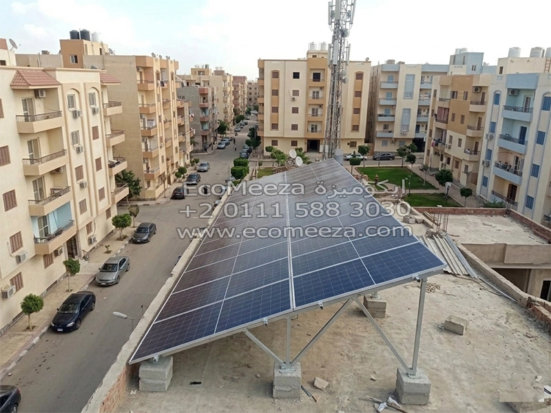 تركيب نظام ألواح شمسية فوق سطح مبنى سكني من تنفيذ إيكوميزة للطاقة الشمسية
